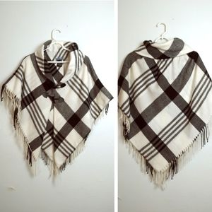 Signature Weekend Fringe Poncho One Size Plaid Off White & Black